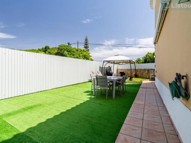 Moradia T2+1 em Albufeira – Zona Calma, Jardim Privativo de 80m² e Enorme Potencial
