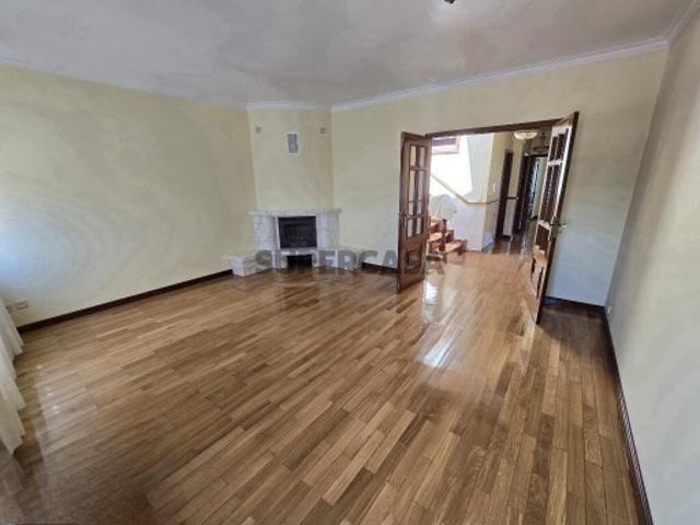 Moradia T3 em Campanhã Porto com Terraço, Sótão e Excelente Investimento