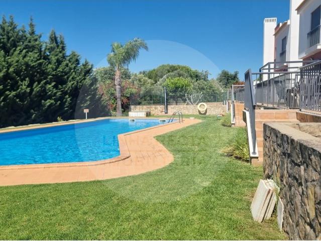 Moradia T2+1 em condomínio fechado com grande garagem e piscina Portugal Algarve Albufeira Guia