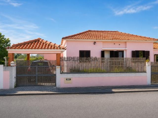 Moradia T2+1, Espinho com Terreno com árvores de fruto, terraço e jardim, anexo Independente e Potencial para T4 a 3 km da Praia e de centro do Espinho