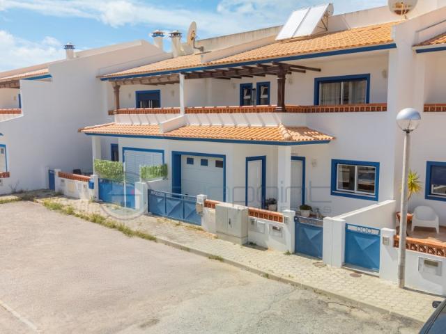 Moradia T2+1 perto de Burgau Algarve Zona tranquila, perto da praia com garagem e painéis solares