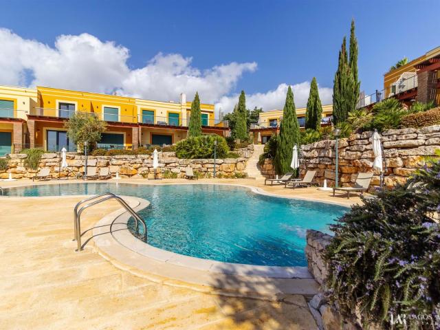 Moradia T2+1 quartos, com piscina comum, sauna, jacuzzi e ga. 165m² Praia da Luz