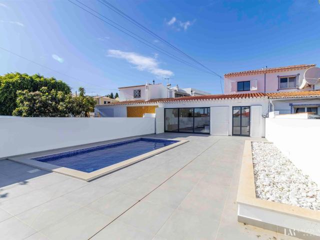 Moradia T2+1 quartos, renovada, com piscina e jardim, Praia. 110m² Luz