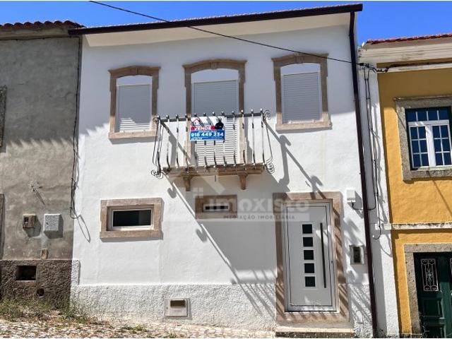 Moradia T2+1 Renovada com Logradouro em Castanheira de Pêra