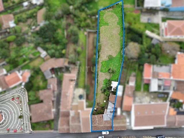Moradia T2+1, situada no coração de Pico da Pedra, inserida num terreno com 1.103 m²