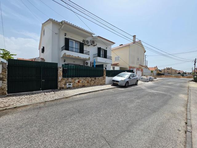 Moradia T2+1 + Sótão com espaço exterior na Quinta do Conde