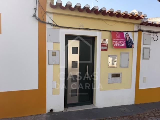 Moradia T2+2 com logradouro e garagem em Faro do Alentejo