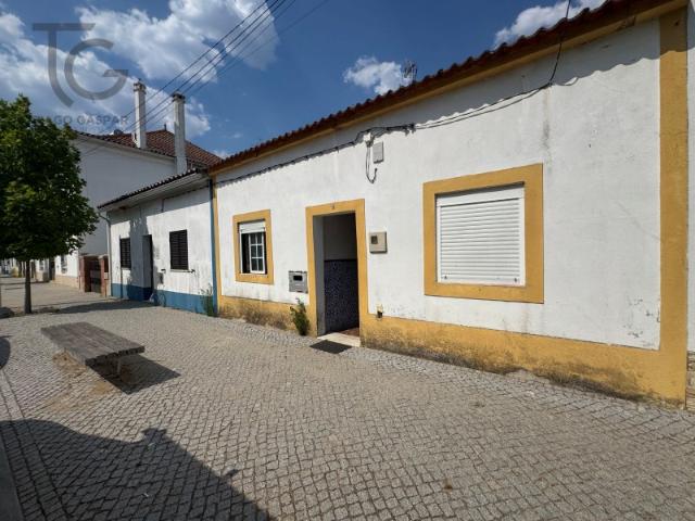Moradia T2+2 com logradouro no centro de Gavião