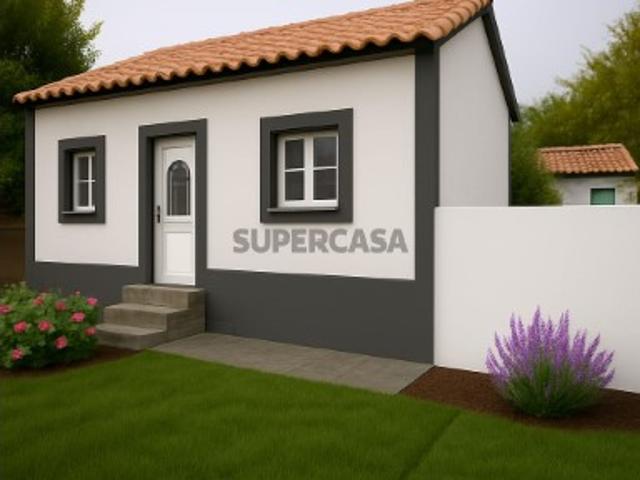 Moradia T2+2 Remodelada, com Piscina em Portela, Alenquer