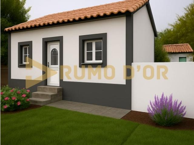 Moradia T2+2 Remodelada, com Piscina em Portela, Alenquer