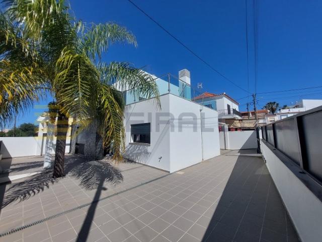 Moradia T2, moderna, áreas generosas, a 2km da praia de Altura