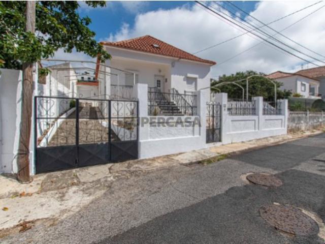 Moradia T2, num terreno com 299m2, em Caneças Odivelas