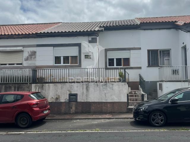 Moradia T2 na Estrada 25 de Abril – A poucos minutos do centro da Praia da Vitória