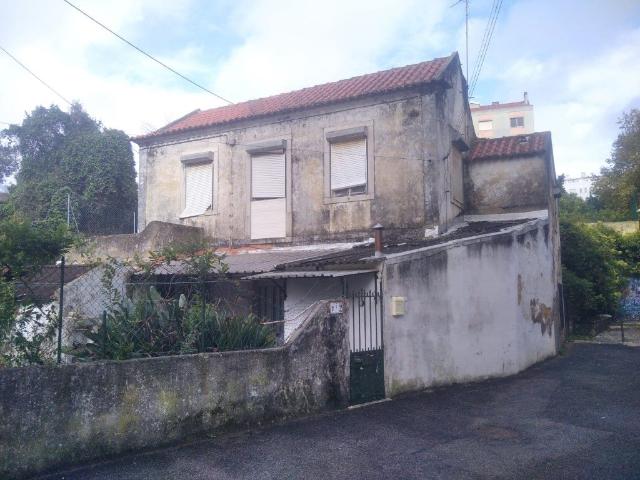 Moradia T2 no Mesmo Terreno para Recuperar | Agualva Cacém 130m² Massamá e Monte Abraão