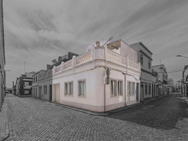 Moradia T2 no Centro de Olhão com Garagem, Terraço e Piscina Privada — Conforto e Independência a Dois Passos de Tudo