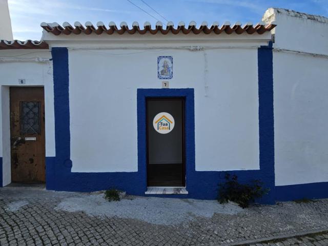 Moradia T2 no Centro Histórico de Redondo com Logradouro, Varanda e Vista para a Serra d'Ossa