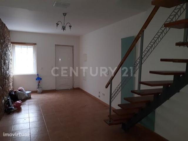 Moradia T2 Graa Remodelada com Logradouro