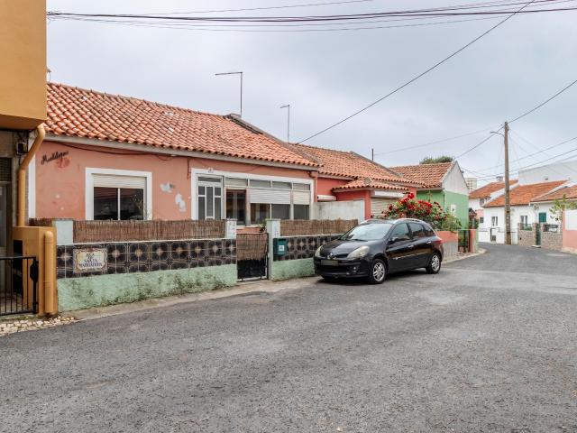 Moradia T2 c/ 2 Logradouros, 2 Marquises e Aproveitamento de Sótão em Cascais