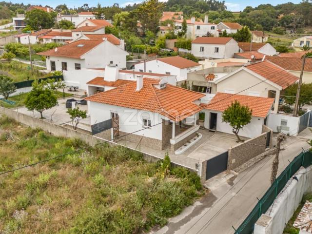 Moradia T2 c/ 600m2 de terreno na Tala a 10min do Belas C. de Campo