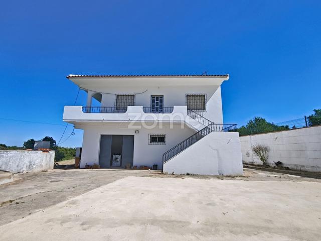 Moradia T2 c/ garagem fechada e terreno em S.B. Messines