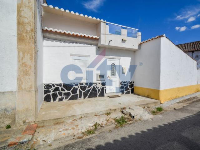 Moradia T2 c/ Terraço e Espaço Exterior | Tramagal, Abrantes