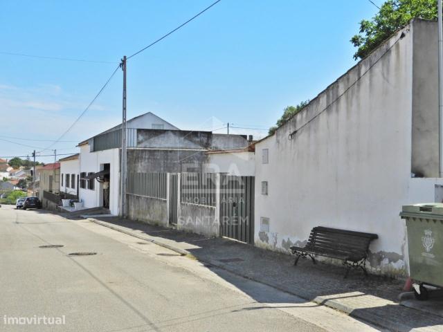 Moradia T2 com 1.400 m2 de terreno
