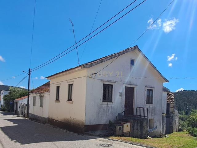 Moradia T2 com 1.950 m² de Terreno | Para Remodelar | Castanheira Alcobaça