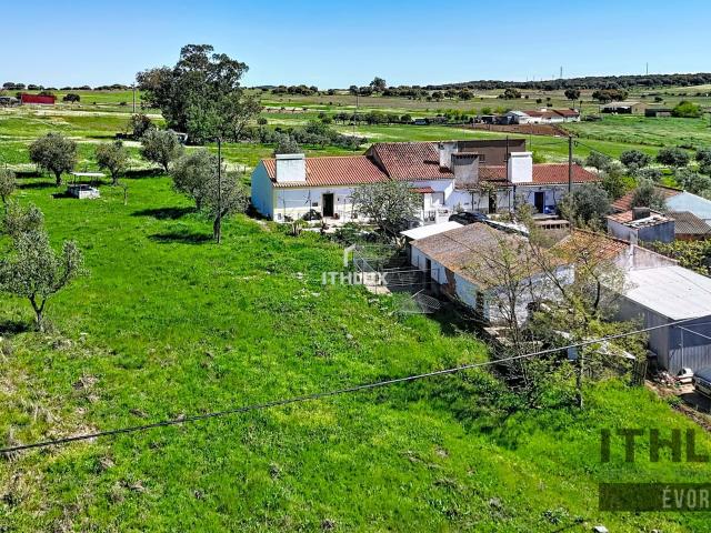 Moradia T2 inserido em terreno com 2410 m2 São Bento do Cortiço