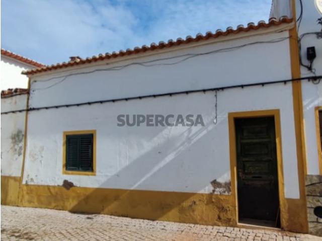 Moradia T2 com 2 pisos para renovar com projeto aprovado