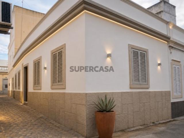 Moradia T2 com Terraço e Entradas Independentes Oportunidade na Baixa de Olhão |