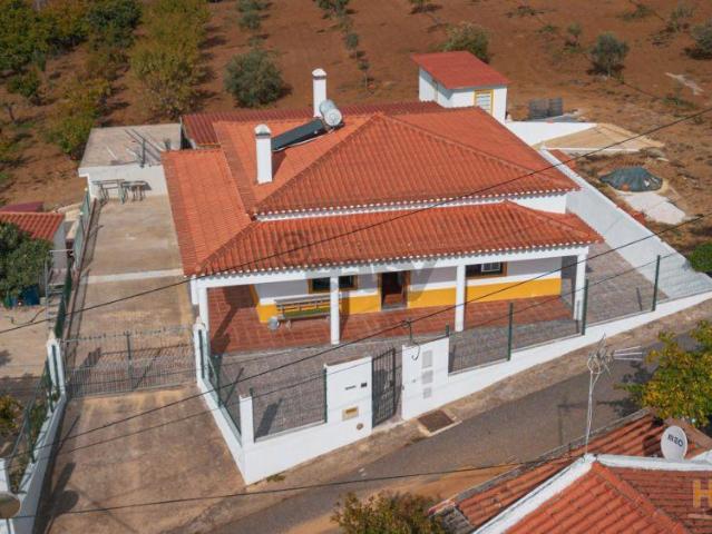 Moradia T2 com Terreno, armazém e parqueamento | 26054075402