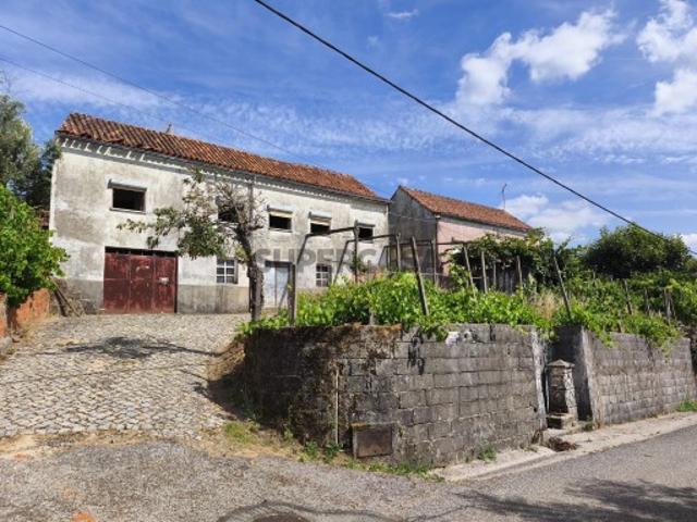 Moradia T2 com Terreno para Renovar em Figueiró dos Vinhos