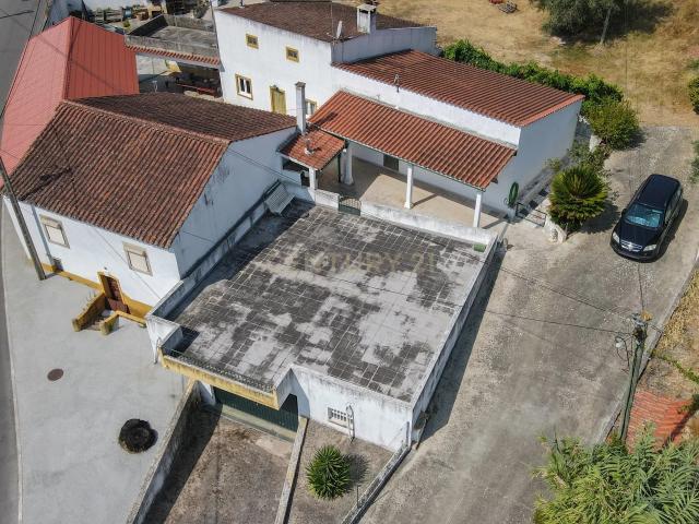 Moradia T2 com Terreno 7600m2 em Tomar