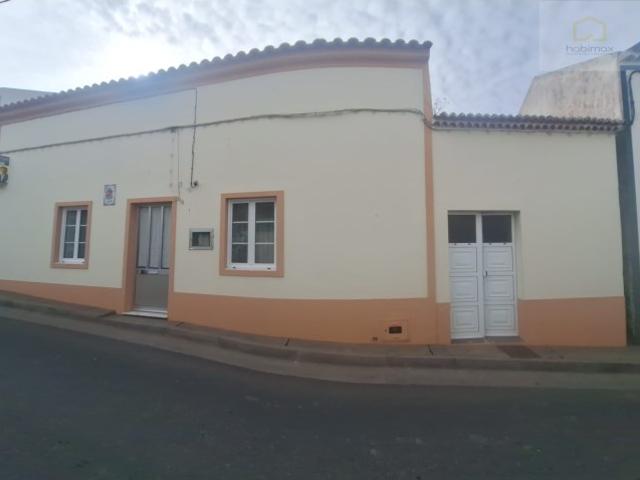 Moradia T2 com Amplo Quintal e Vista Mar