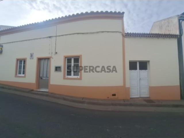 Moradia T2 com Amplo Quintal e Vista Mar