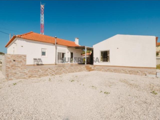 Moradia T2 com Anexo T1 Independente | Terreno 898 m2 | Renovada | Mobilada e Equipada