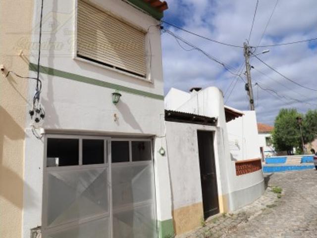 Moradia T2 com arrecadação e pátio