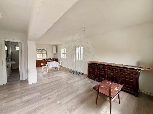 Moradia T2 com Espaço Exterior – Meieiras, Vila Cova à Coelheira
