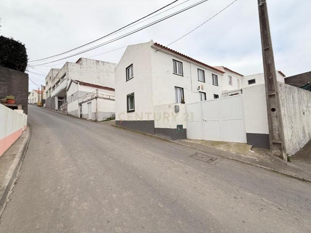 Moradia T2 com Espaços Amplos e Localização Privilegiada