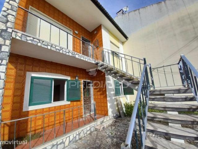 Moradia T2 com grande Terrao e espao exterior