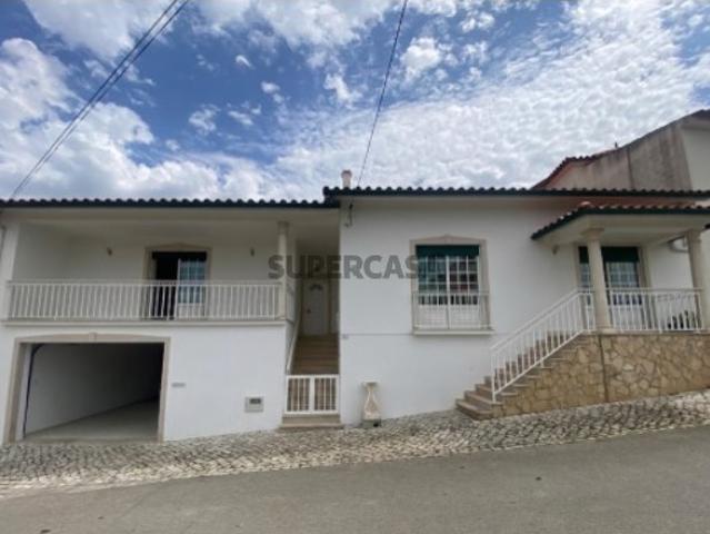 Moradia T2 com Logradouro Exterior no Reguengo do Fétal, Batalha