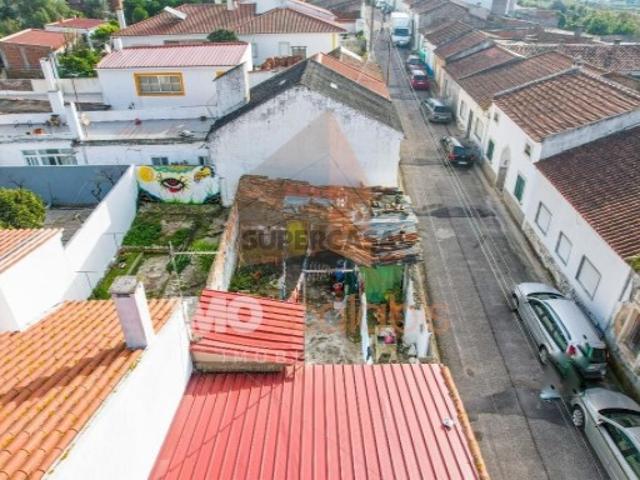 MORADIA T2 COM LOGRADOURO