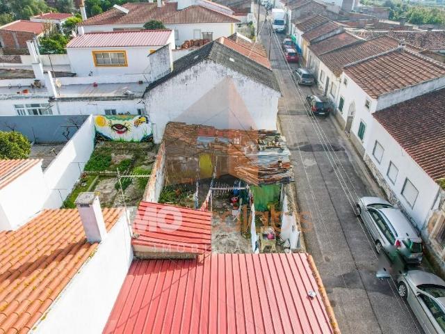 MORADIA T2 COM LOGRADOURO