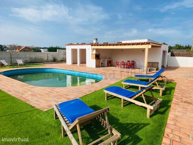 Moradia T2 com piscina a 5 minutos da praia