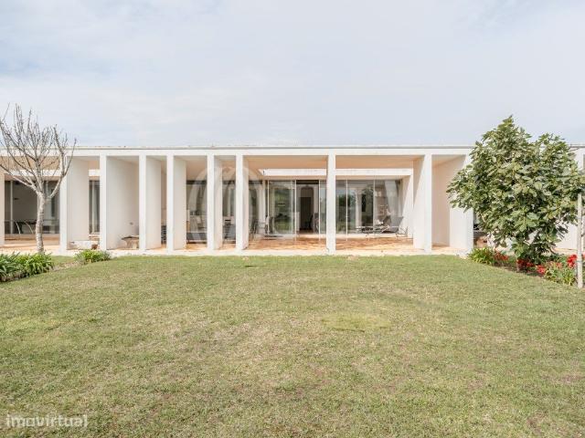 Moradia T2, com piscina e segurana 24 horas, bidos