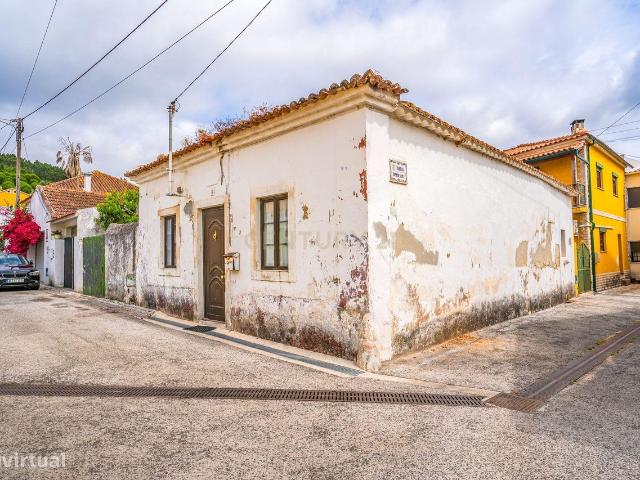 Moradia T2 com potencial no centro de A dos Francos