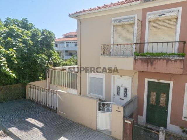 Moradia T2, com quintal, para reabilitar em Aldoar, Porto