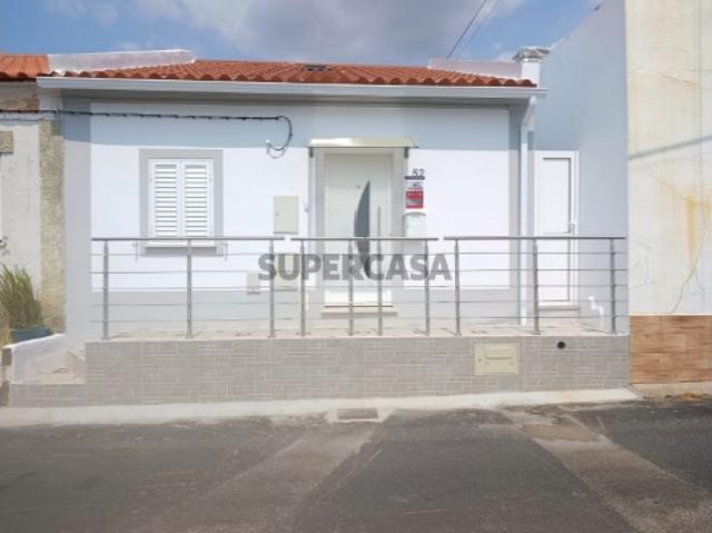 Moradia T2 completamente remodelada com logradouro