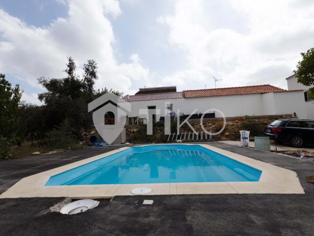 MORADIA T2 CONVERTIDA EM T4 COM TERRENO DE 4720 M², PISCINA AQUECIDA, PAINÉIS SOLARES E POMAR EM CACHOEIRAS – VILA FRANCA DE XIRA