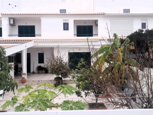 Moradia T2 duplex, com pátio e jardim, orientada a sul e a p. 178m² Albufeira e Olhos de Água